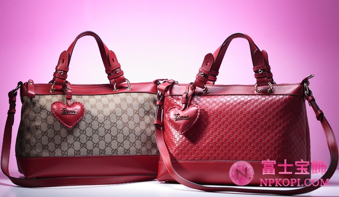 GUCCI｜グッチ　左から、トップハンドルバッグ「VALENTAINE」[W33×H23×D16cm]　 17万100円、20万4750円