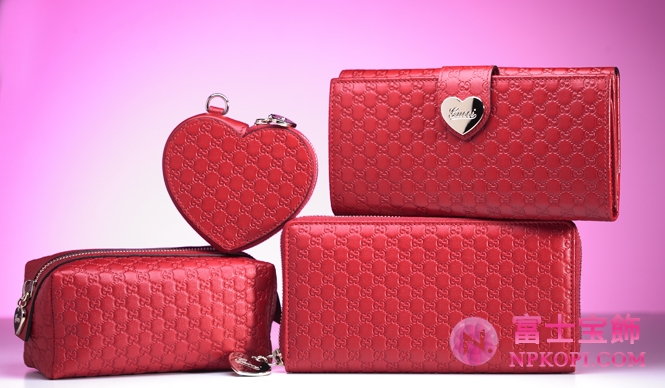 GUCCI｜グッチ　左下から時計回りに、コスメティックケース[W15×H8×D8cm] 3万9900円、ハートシェイプコインケース[W10×H9cm] 3万450円、コンチネンタルウォレット[W19×H10×D3cm] 5万4600円、ジップアラウンドウォレット[W19×H10.5×D2.5cm] 5万9850円