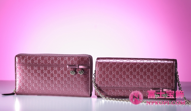 GUCCI｜グッチ　マイクログッチシマレザーウォレット（ジップアラウンド開閉式）[W19× H10.5×D2.5cm]　7万3500円、チェーンハンドル付きマイクログッチシマレザーウォレット（スナップ開閉式）[W19×H10×D3.5cm]　8万4000円