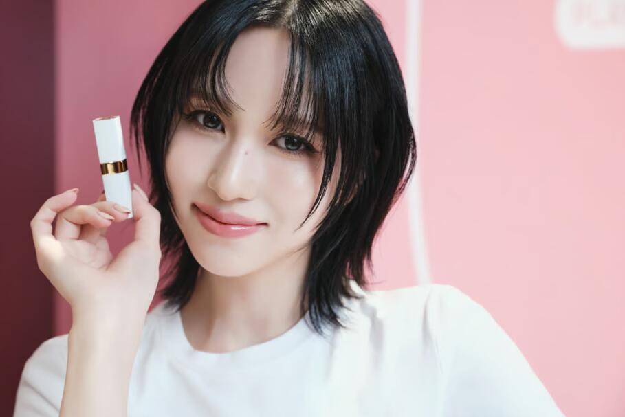 TWICE MINAが唇に自分らしい輝きを宿す　シャネル ルージュ ココ ボームを体感