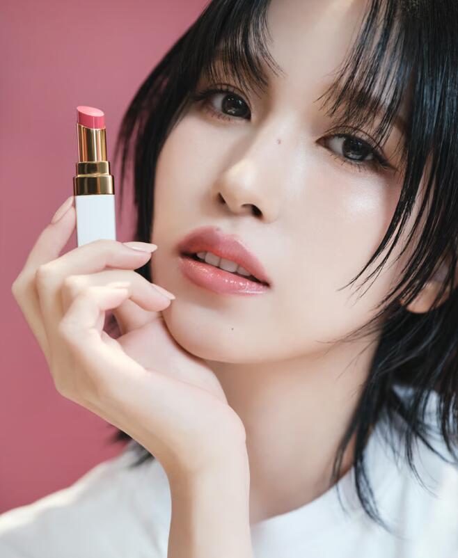 TWICE MINAが唇に自分らしい輝きを宿す　シャネル ルージュ ココ ボームを体感